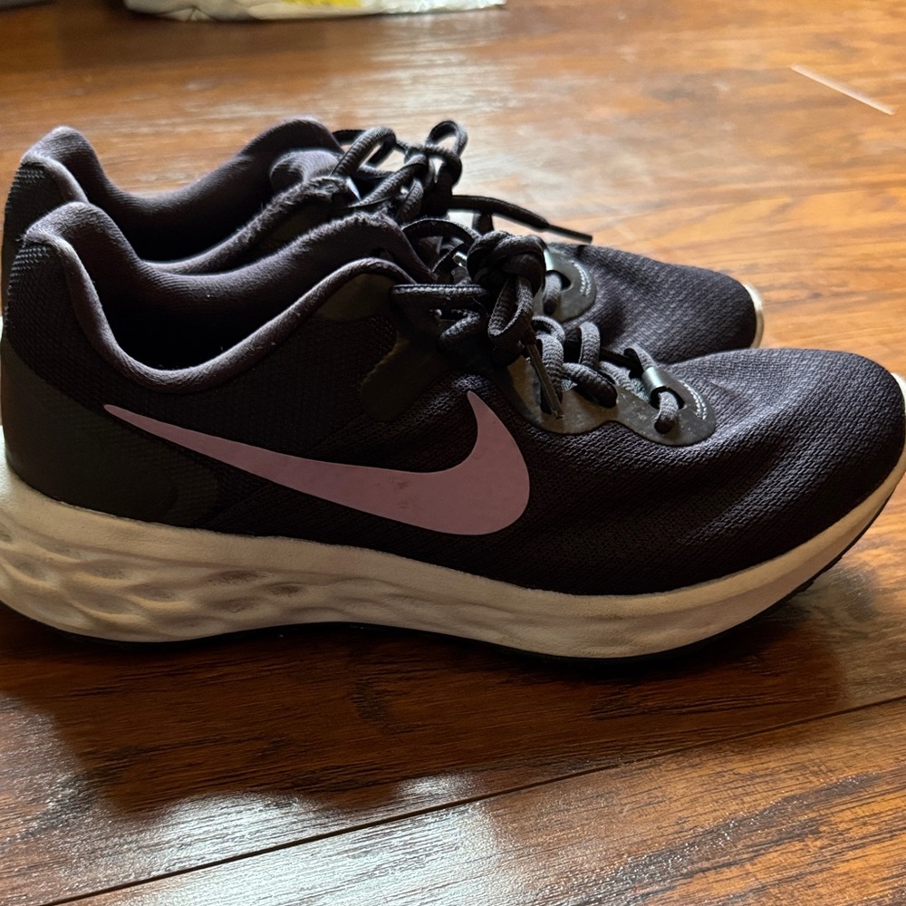 Nike Women's Black and Purple Athletic Shoes